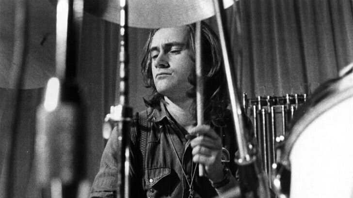 Фил Коллинз играет на барабанах, 1970-е.
