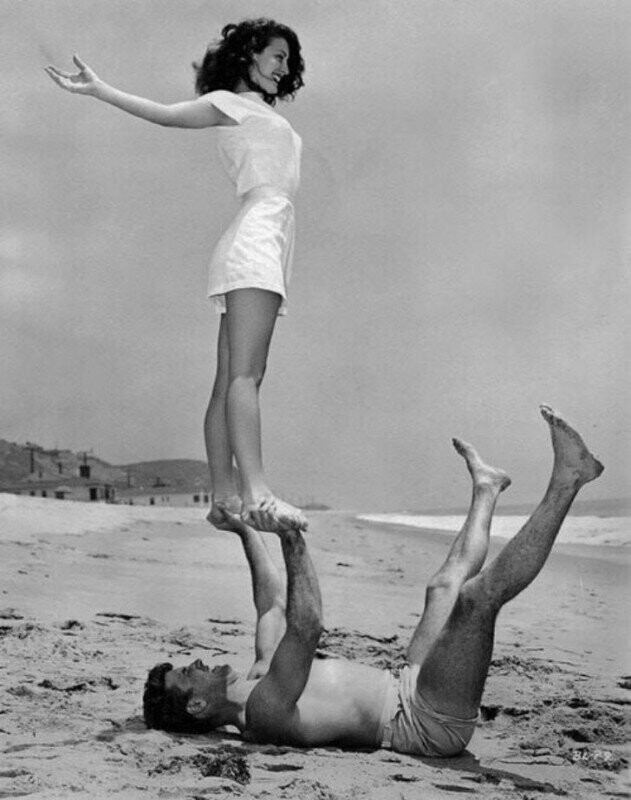 Йога на пляже в исполнении Авы Гарднер и Берта Ланкастера, 1946 год.