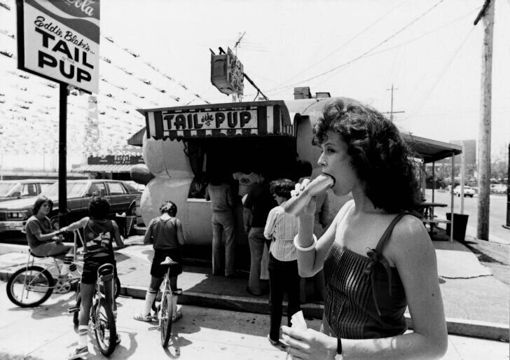 Сигурни Уивер с наслаждением поедает хот-дог, 1983 год.