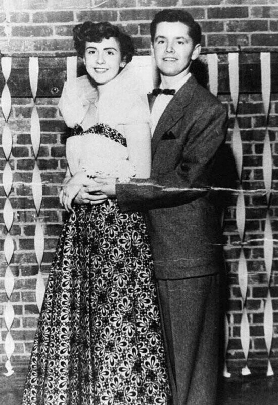 Джек Николсон в 1953 году на выпускном вечере. Девушку зовут Нэнси Смит, а будущий актер сопровождает на ее выпускной вечер, будучи младше своей подруги.