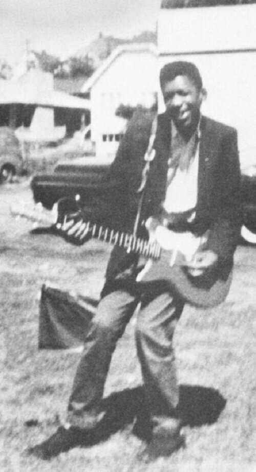 Джими Хендрикс со своей первой электрогитарой, Сиэтл, 1957 год.