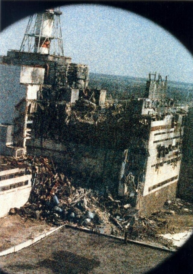 Фото Чернобыльской АЭС через 15 часов после взрыва. Кадр искажен высоким уровнем радиации, 1986