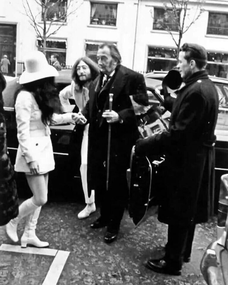 Сальвадор Дали поздравляет Джона Леннона с женитьбой. Париж, 1969 год.