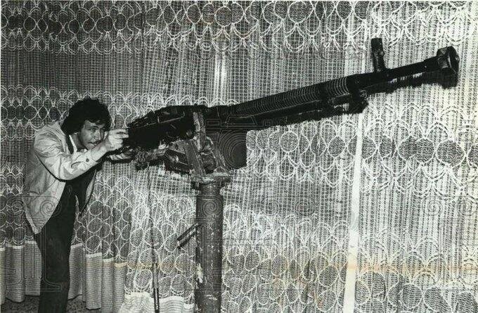 Член семьи Джаффра, сделавшей состояние на торговле наркотиками, разместил пулемет в обеденной комнате для защиты плантаций. Ливан, 5 декабря 1983 года