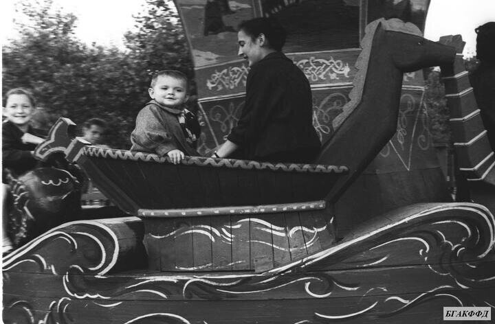 Дети на карусели в Минском парке имени Челюскинцев. Июль 1956 года. Фото: В. Марционко 