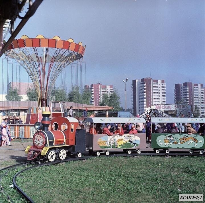 На аттракционах в Гомельском луна-парке. 1988 год. Фото: М. Жилинский