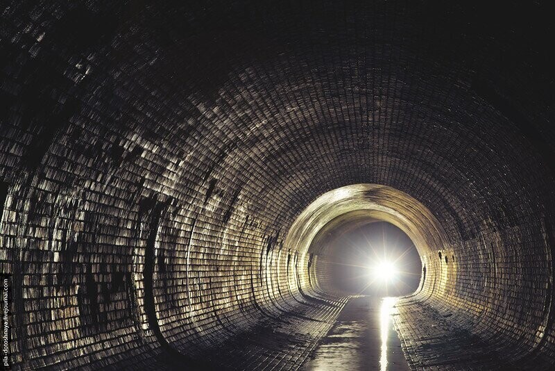 Под землей каналюга тянется длинным бесконечным прямым тоннелем, который иногда сменяется поворотами, иногда в верхней части есть парадные вылазные камеры.