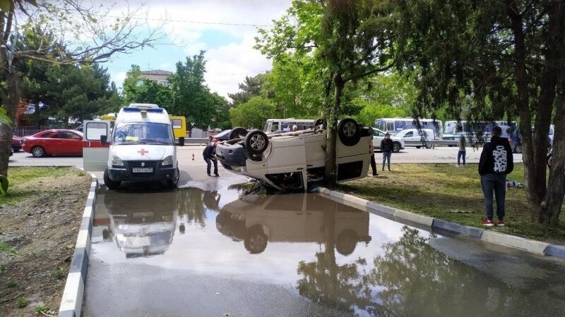 Дело Шамаича живет и побеждает! В Симферополе лихач перевернул микроавтобус