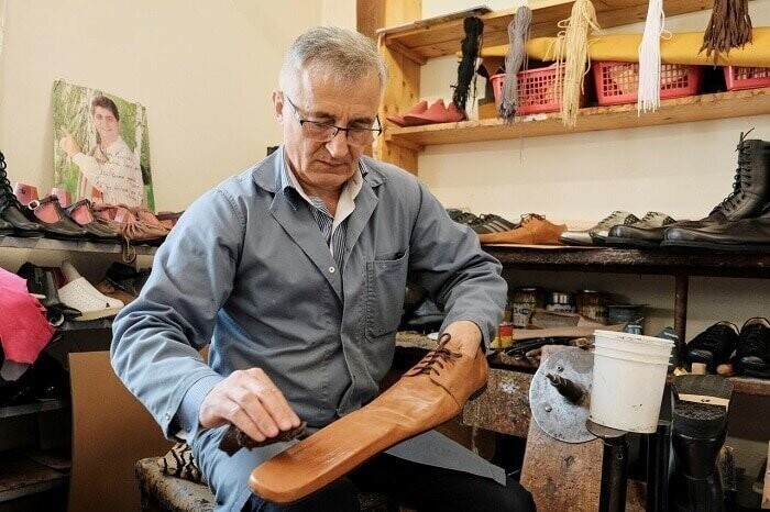 Обувщик из Румынии придумал ботинки, которые позволяют поддерживать безопасную дистанцию