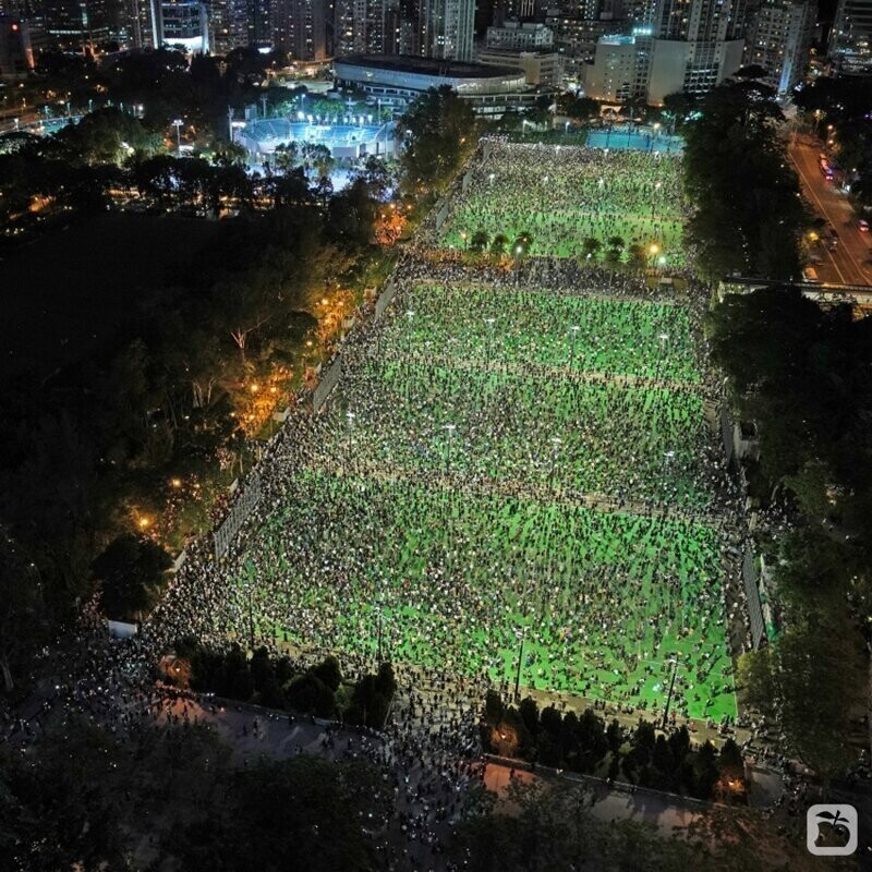  Тысячи жителей Гонконга наплевали на запрет полиции и собрались на площади, чтобы почтить память жертв бойни 1989 года