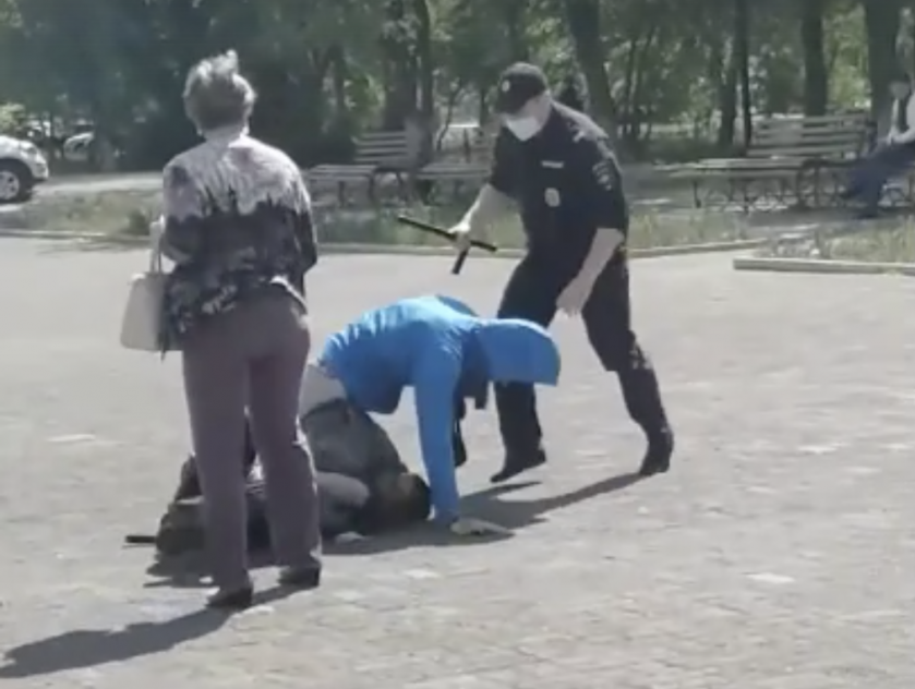 В Магнитогорске полицейские избили дубинкой нарушителя масочного режима
