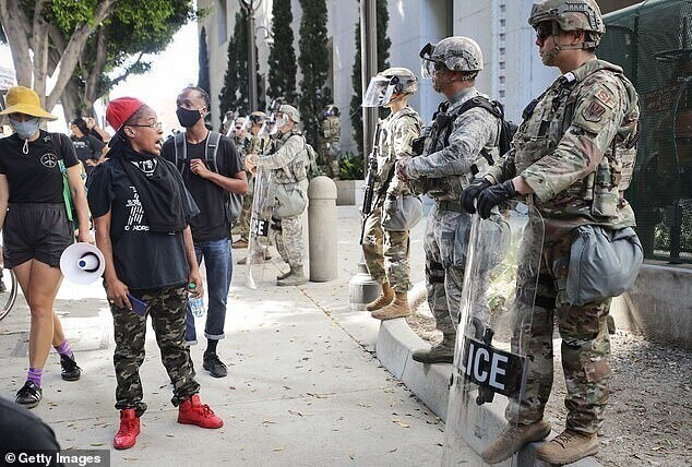 Мэр Лос-Анджелеса сокращает бюджет полиции и передает средства цветным сообществам