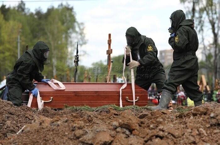 1. Похороны людей, умерших от коронавируса. Москва