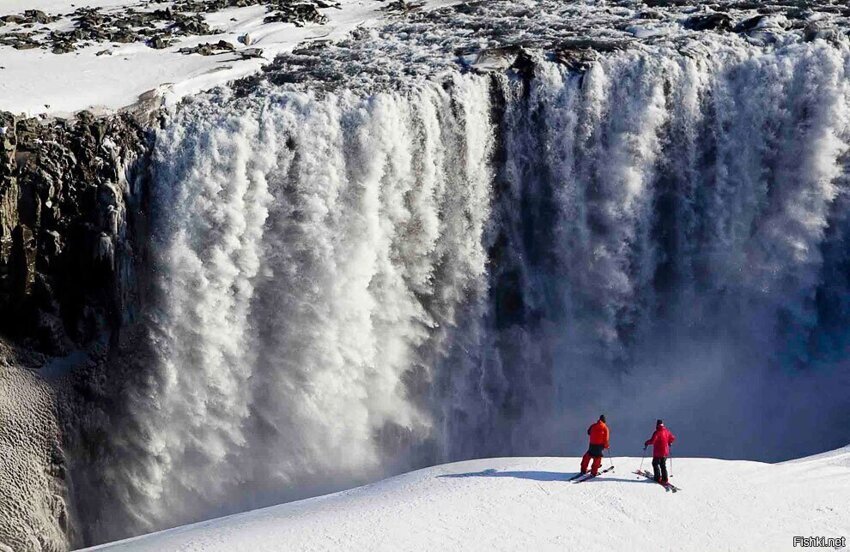 Ширина водопада Деттифосса около 100 метров, высота — 44 метра, что на 9 метр...