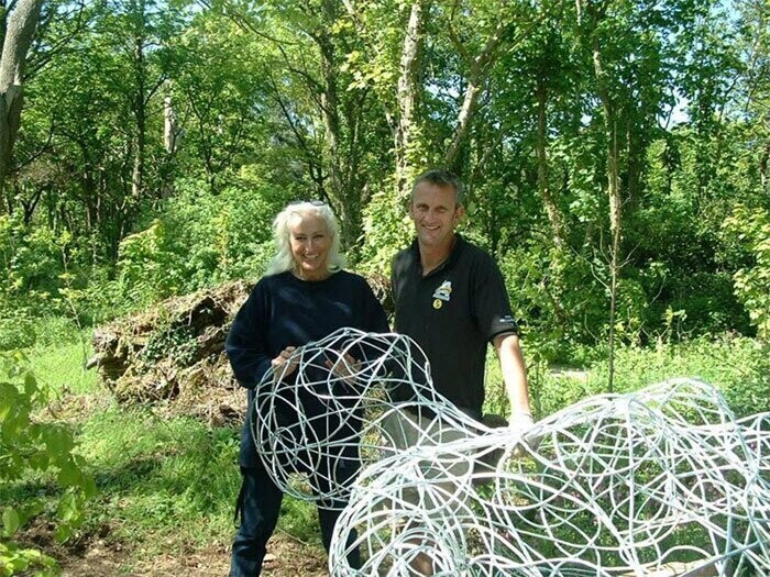 Авторы этого творения - брат и сестра Пит и Сью Хилл, местные скульпторы