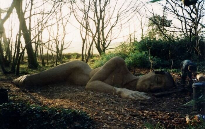 Вот так спящая дева выглядела в 1997 году, до того, как на ней появились лишайники и прочая растительность. Красавица!