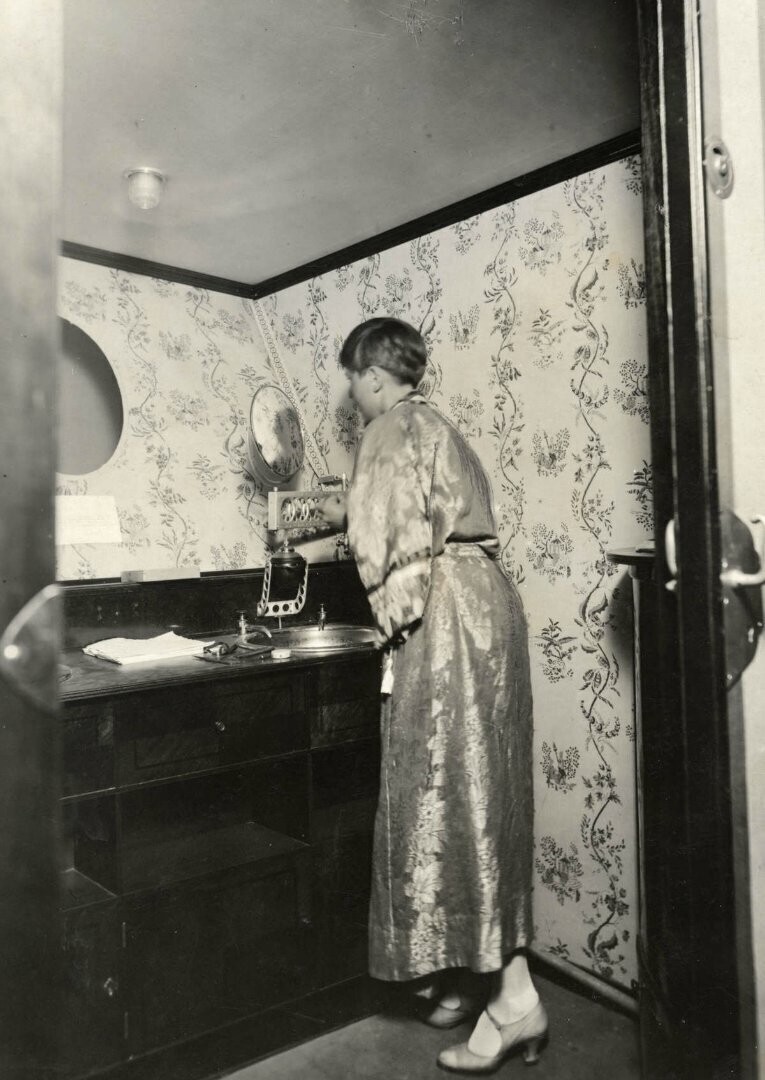 LZ 127 «Граф Цеппелин» 1929: дама в своей маленькой ванной на борту дирижабля