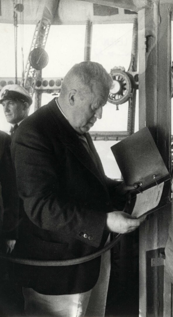 Знаменитый командир "Граф Цеппелина" доктор Уго Эккенер (1868-1954) в рулевой рубке