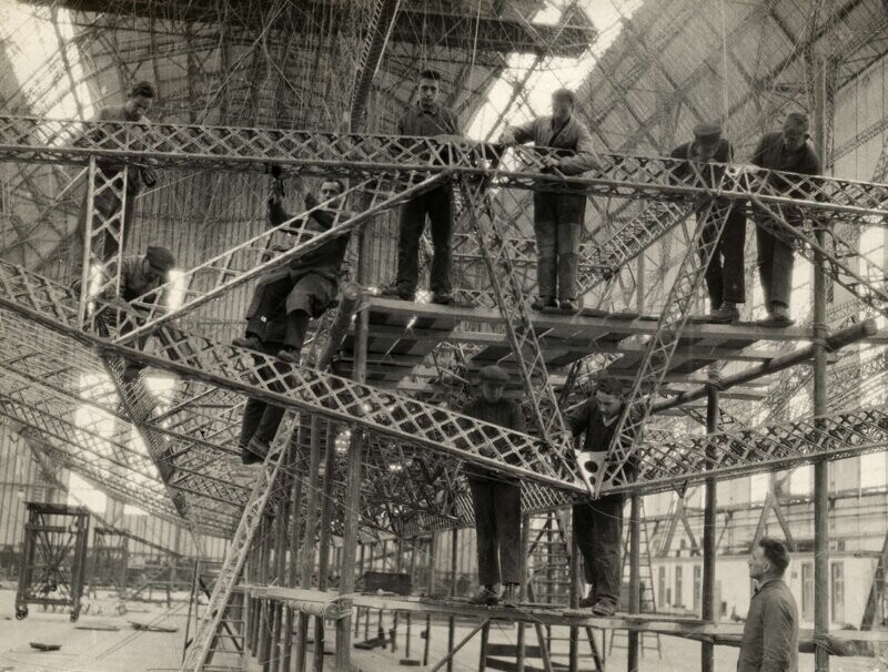 LZ 127 «Граф Цеппелин» 1927: Рабочие на строительных лесах работают над огромной стальной конструкцией