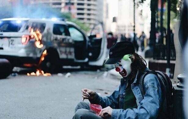 Мужчина в маске Джокера сжег полицейский автомобиль во время акции протеста в Чикаго
