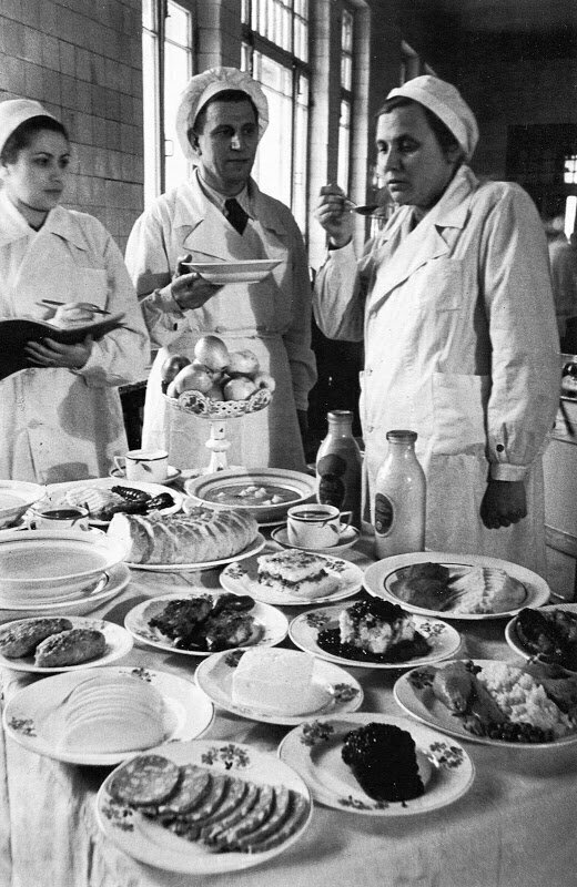 Снятие пробы с блюд на кухне Городской клинической больницы им. С.П.Боткина, 1951 год