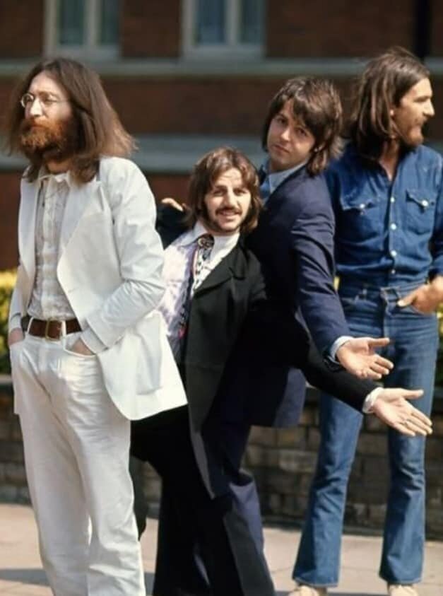"Битлз" готовятся перейти Abbey Road по знаменитой "зебре", позируя для обложки своего последнего альбома. 8 августа 1969 год.