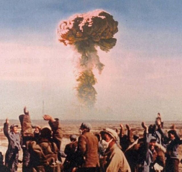 Китайцы на испытании своей первой атомной бомбы, 1964 год.
