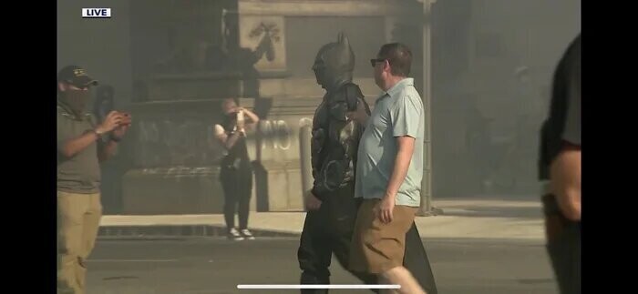 На демонстрации в Филадельфии появился Бэтмен