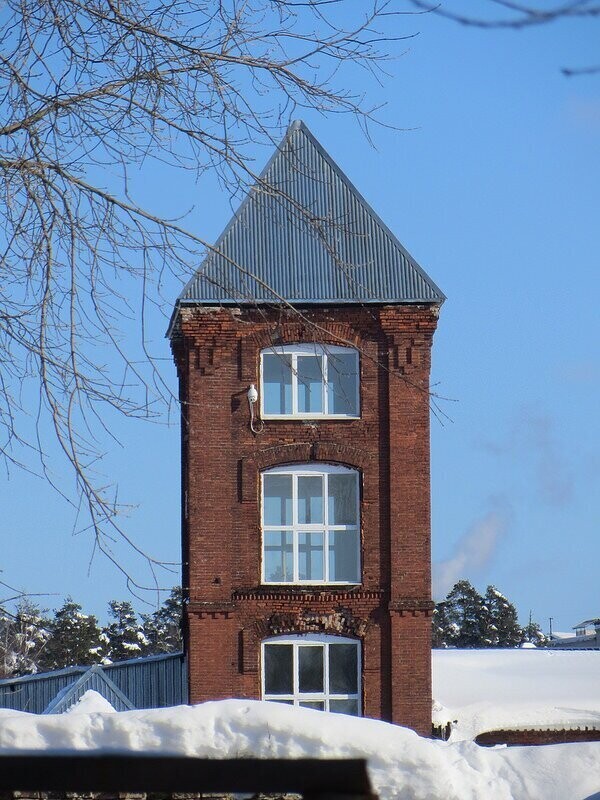 Башня на самой фабрике Рабенека. Но нет уверенности, что она была именно водонапорной.