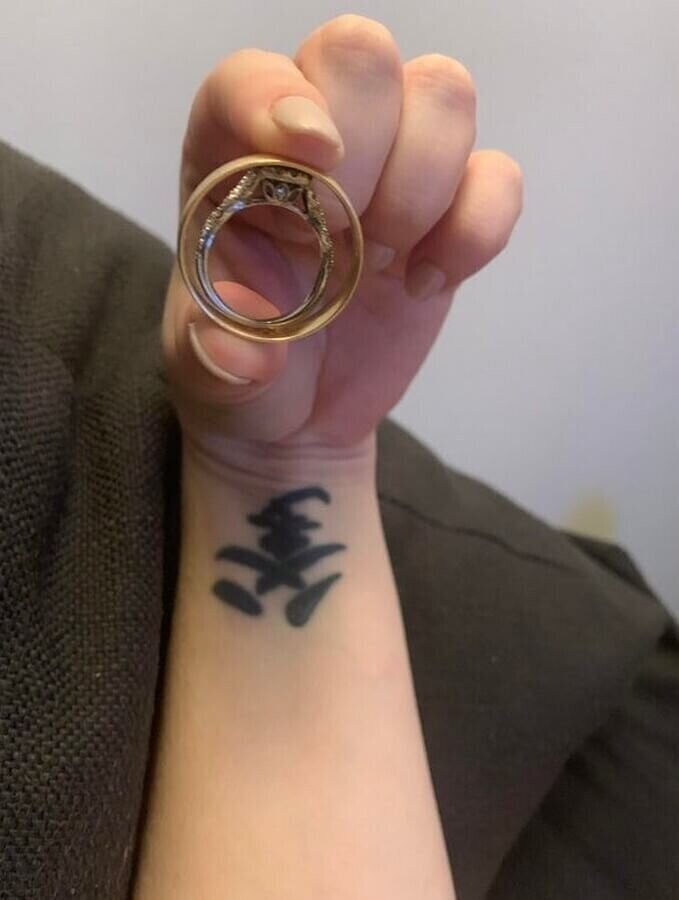 Девушка продемонстрировала свое  кольцо в сравнении с кольцом мужа
