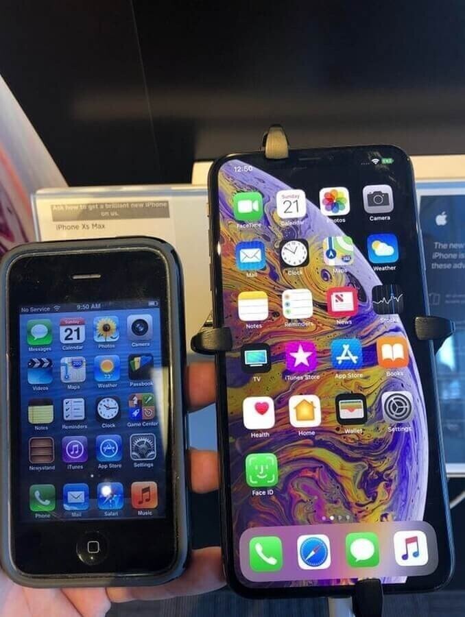 Два iPhone  - 3GS и  XS Max - с разницей в 9 лет. Первый выпустили в 2009 году, а второй появился в 2018 году