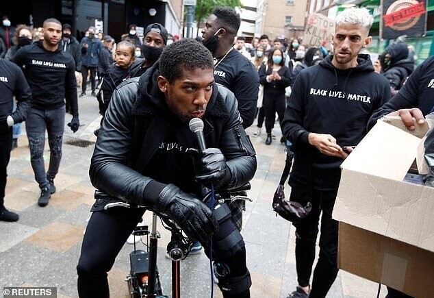 Мадонна на костылях пришла выразить свой протест против расизма