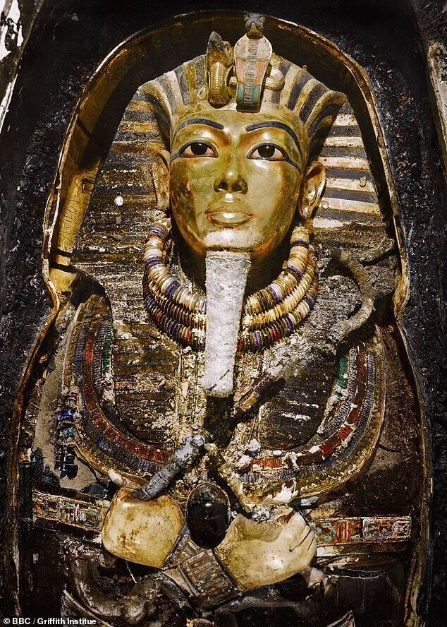 Впервые в цвете: тот самый момент, когда был открыт золотой саркофаг Тутанхамона
