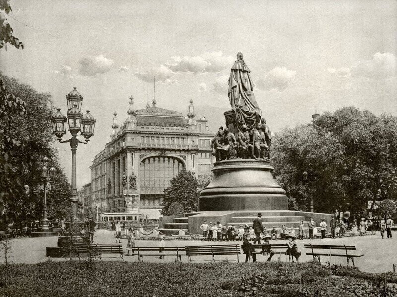 Памятник Императрице Екатерине II на площади Островского. Санкт-Петербург. Россия. Фото Карла Буллы. 1900-е.