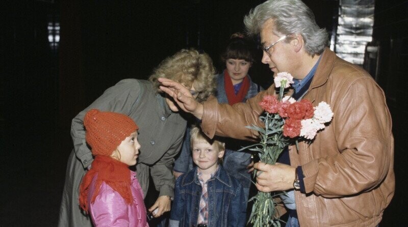 Экстрасенс Аллан Чумак с людьми, надеющимися на исцеление. CCCР. 1991 г.