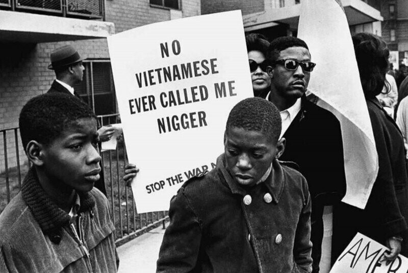 «Ни один вьетнамец никогда не называл меня негром» Протест против войны во Вьетнаме в Гарлеме, США - Нью-Йорк, район Манхэттена, 1967 год