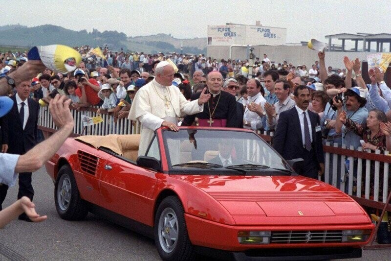 Папа Иоанн Павел II во время посещения завода Ferrari на новом кабриолете Ferrari Mondial. 4 июня 1988 года