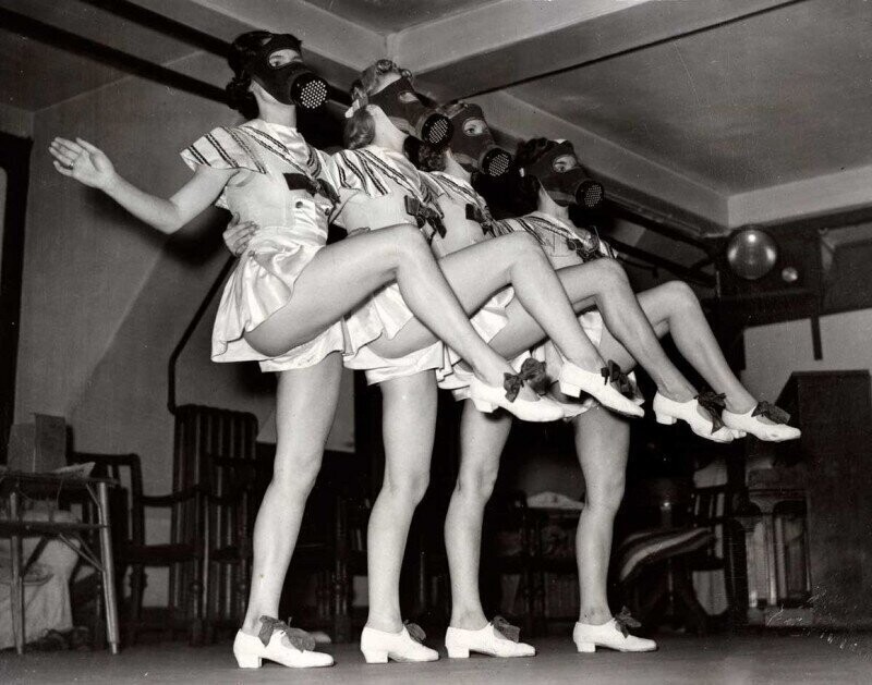 Девушки из лондонского балета репетируют в противогазах, 1939