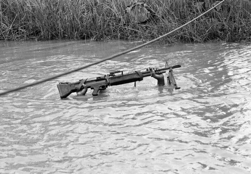 Пулемётчик армии США пересекает реку. Война во Вьетнаме, 1968