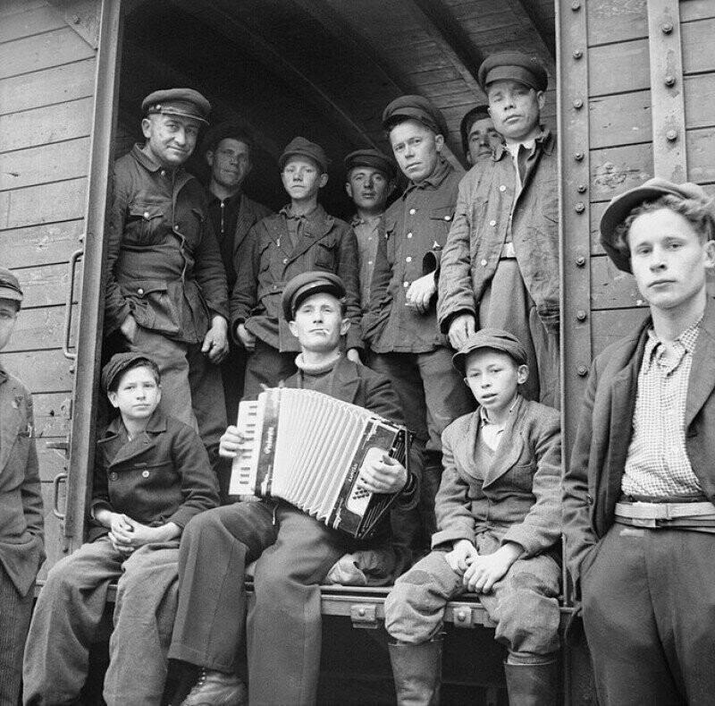 Отправка эшелона с бывшими советскими военнопленными и остарбайтерами из транзитного лагеря под Гамбургом в Советский Союз. 31 мая 1945 г.