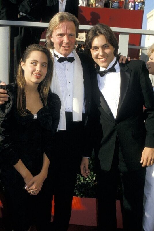 Анджелина Джоли с отцом и братом, 1988 год, США