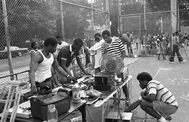 Погромщики после июльского блэкаута в Нью–Йорке, 1977 год