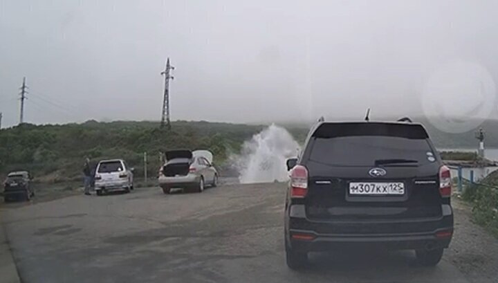 Машина с водителем влетела в море во Владивостоке