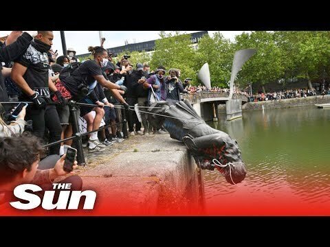 В Великобритании участники протестов сбросили в воду памятник Эдварду Колстону 