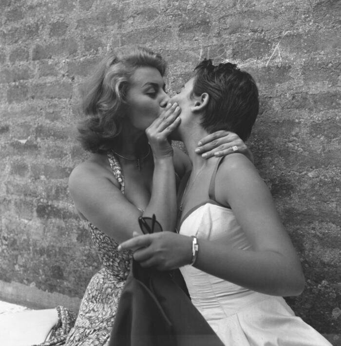София Лорен с сестрой Марией, будущей синьорой Муссолини, 1955 год, Италия
