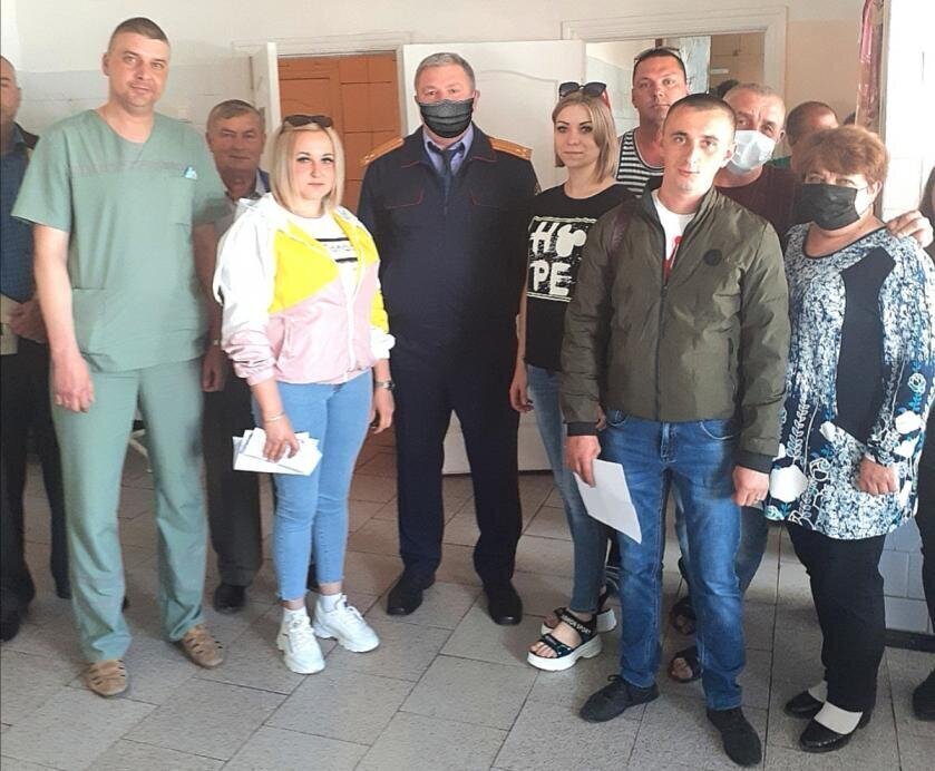 Следователю из Белгорода прифотошопили маску на фотографии с медиками