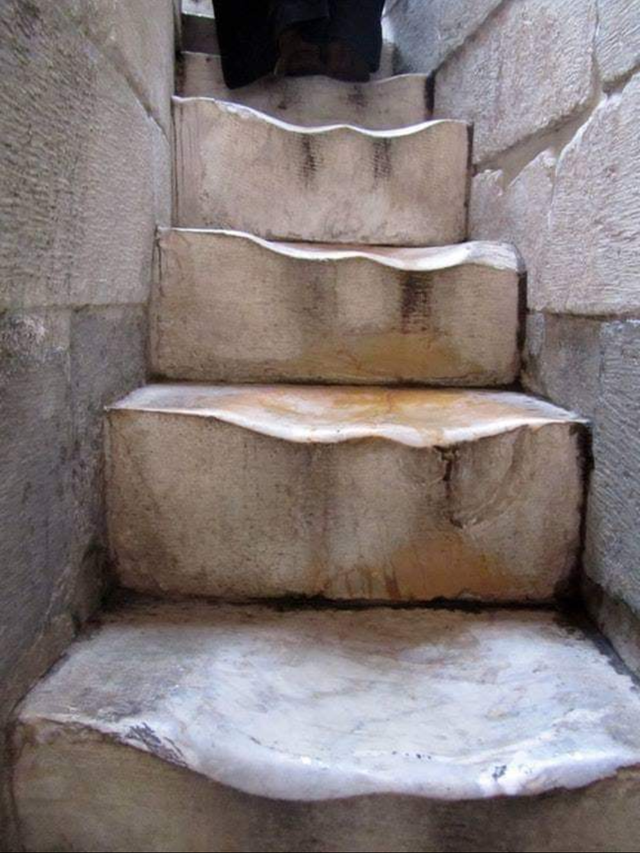 10. Так выглядят ступени в Пизанской башне (500 лет ходьбы)