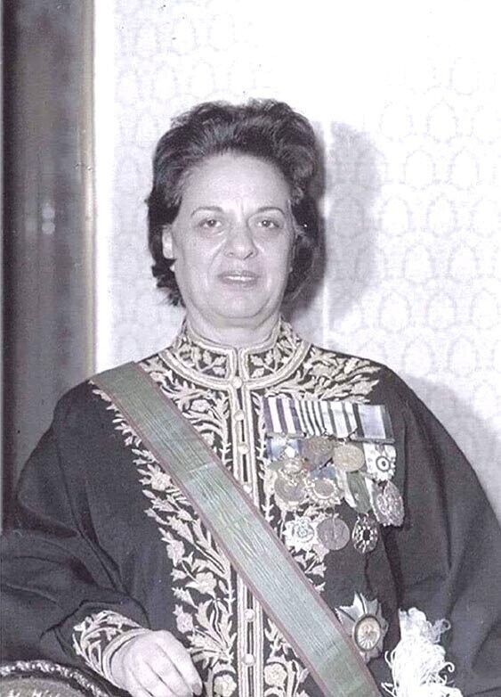 Весной 1980 года за отказ покрыть голову платком, казнили Фаррухру Парсу — министра образования при правлении шаха. Она всю жизнь боролась за права женщин и не изменила себе даже после победы Исламской революции.