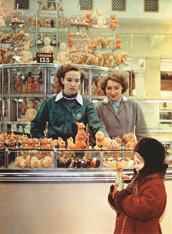 "Детский мир" был открыт в 1954 году в самом центре Москвы и долгие годы был самым большим магазином для детей в СССР.