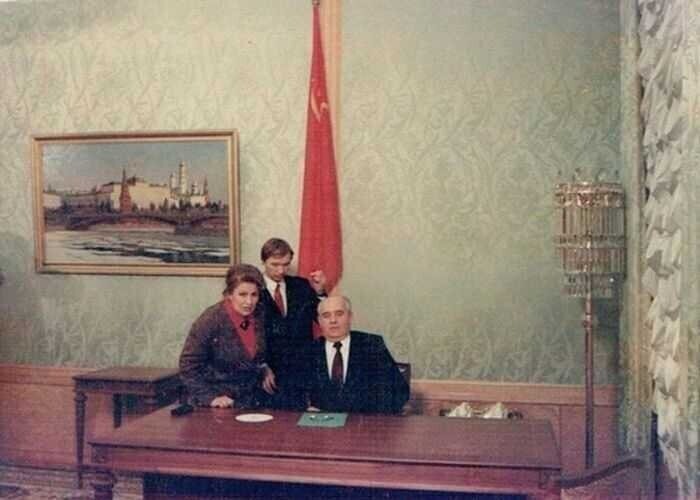Михаил Горбачев готовится к прямому эфиру, в котором он сообщит о сложении с себя полномочий президента СССР, 25 декабря 1991 года, Москва